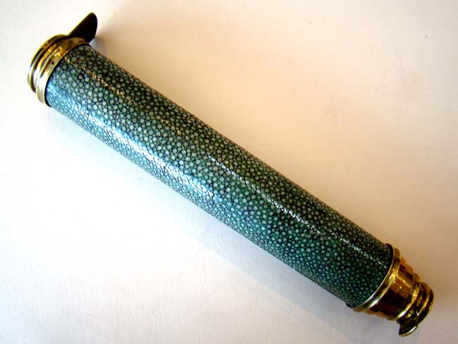 A RARE and early Peter and John Dollond shagreen and card three-draw telescope circa 1760-1780 — image 3